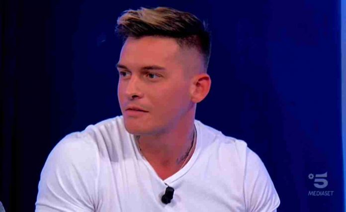 Alessandro contro Giulia a Uomini e donne: l’esterna non c’è stata e lui è andato a ballare | video Witty tv Alessandro Basciano è uno dei corteggiatori di Giulia Quattrociocche a Uomini e donne