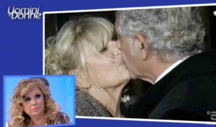 Uomini e donne, Gemma e Juan Luis in esterna: baci a stampo e frecciatine a Tina | video Witty tv Il bacio tra Gemma e Juan Luis oggi a Uomini e donne