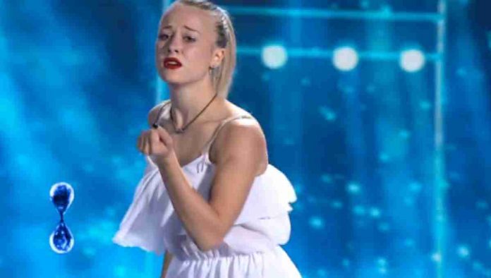 Tu sì que vales, la pattinatrice Chiara Censori lascia tutti senza fiato | video Witty tv La pattinatrice Chiara Censori si esibisce a Tu sì que vales