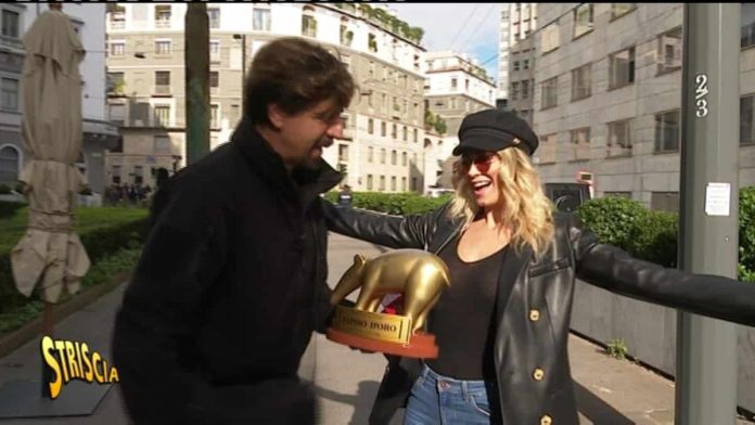 Diletta Leotta parla di Bitcoin a Striscia la notizia: “E’ una fake news” | video Mediaset Diletta Leotta ritira il tapiro a Striscia la notizia