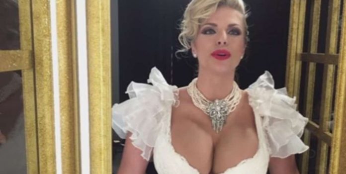 Domenica Live: Francesca Cipriani come Madonna | Video Mediaset Francesca Cipriani Domenica Live