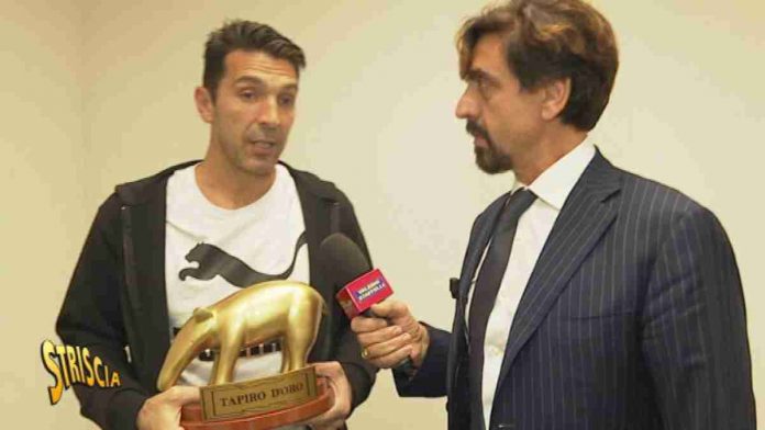Striscia la notizia, tapiro a Gianluigi Buffon per la storia dei Bitcoin: “Tranello subdolo e pericoloso” | video Valerio Staffelli consegna il tapiro d'oro a Gianluigi Buffon