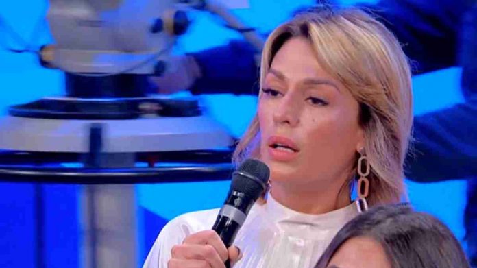 Uomini e donne, Trono Over: Jamie vs Moreno, De Filippi pizzica il Cavaliere | video Witty tv Jamie a Uomini e donne