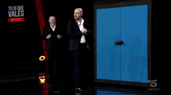 Tu sì que vales, il polpo di Sethward Allison porta scompiglio in studio | video Witty tv Rudy Zerbi prende la scossa a Tu sì que vales