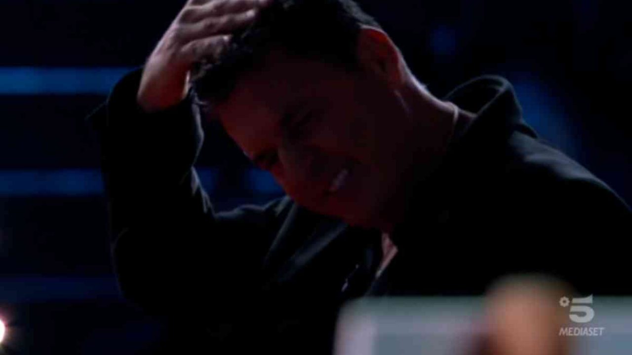 Teo Mammucari Si Fa Male A Tu Si Que Vales 2019 Colpo In Testa Video