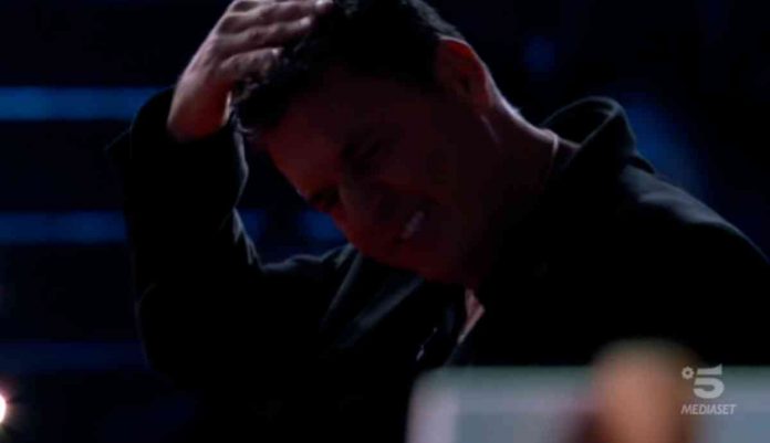 Teo Mammucari si fa male a Tu sì que vales: colpito alla testa da uno dei concorrenti | video Witty tv Teo Mammucari si fa male a Tu sì que vales