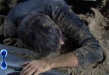 Tu sì que vales, concorrente “rischia la vita”: Alfred Cobami “sepolto vivo” nella sabbia | video Witty tv Escapologo "sepolto" sotto la sabbia a Tu sì que vales