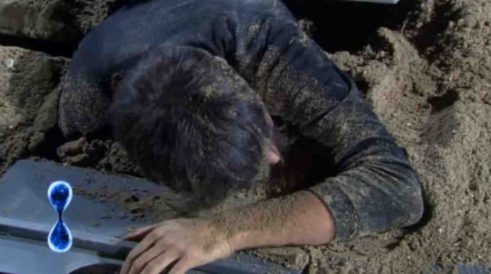 Tu sì que vales, concorrente “rischia la vita”: Alfred Cobami “sepolto vivo” nella sabbia | video Witty tv Escapologo "sepolto" sotto la sabbia a Tu sì que vales