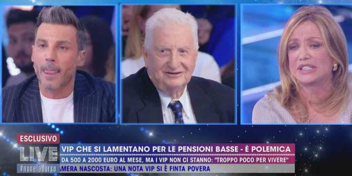 Live Non è la D’Urso: Daniele Interrante contro i vip in difficoltà per pensioni basse | Video Mediaset Daniele Interrante contro i vip e le pensioni basse