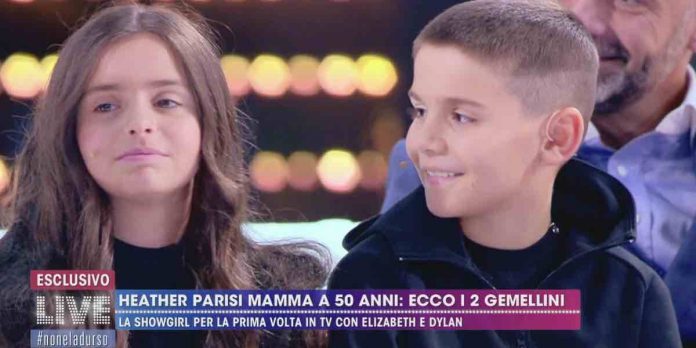 Heather Parisi con il marito Umberto Maria e i figli Elizabeth e Dylan a Live Non è la D’Urso | Video Mediaset Heather Parisi con i figli Dylan e Elizabeth