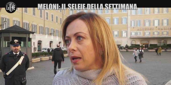 Le Iene, Giorgia Meloni e il selfie risposta al Movimento 5 Stelle | Video Mediaset Le Iene, Giorgia Meloni selfie