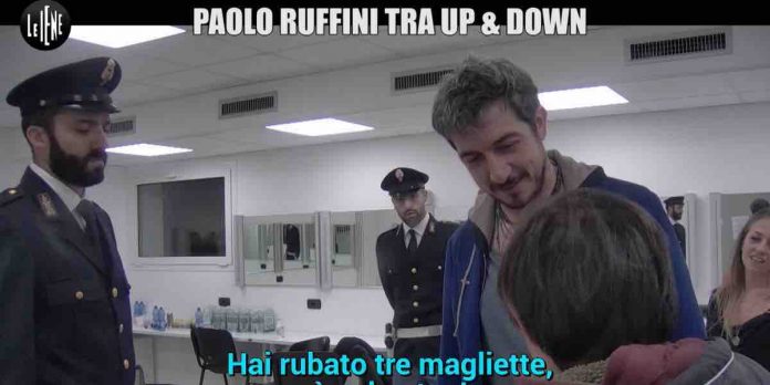 Scherzo a Paolo Ruffini: uno dei ragazzi di Up & Down ha rubato? | Video Mediaset Le Iene, lo scherzo di Paolo Ruffini