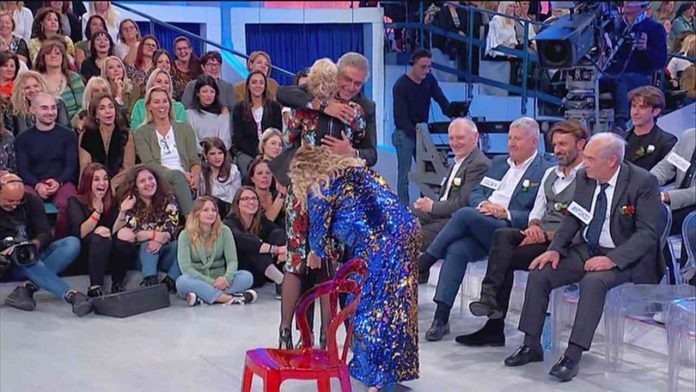 Uomini e Donne, trono over: Tina Cipollari spoglia Gemma Galgani | Video Witty Tv Tina spoglia Gemma a Uomini e Donne