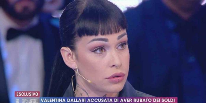 Valentina Dallari a Live Non è la D’Urso si difende dalle accuse di aver rubato dei soldi | Video Mediaset Valentina Dallari a Live non è la d'urso