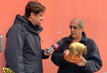 Adriano Celentano e i bassi ascolti di Adrian: Striscia la notizia consegna il Tapiro d’oro | video Mediaset Adriano Celentano ritira il tapiro d'oro a Striscia la notizia