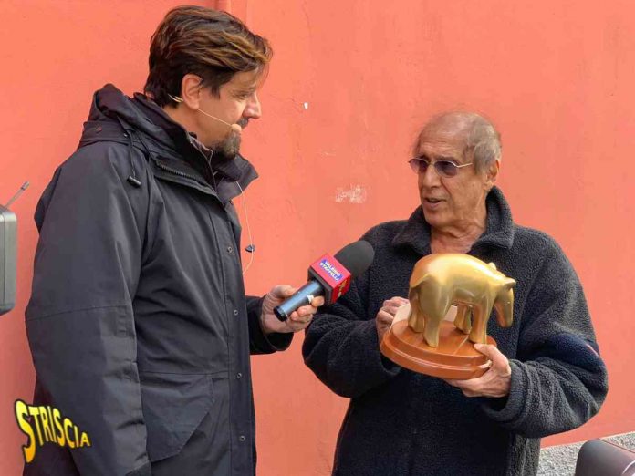 Adriano Celentano e i bassi ascolti di Adrian: Striscia la notizia consegna il Tapiro d’oro | video Mediaset Adriano Celentano ritira il tapiro d'oro a Striscia la notizia