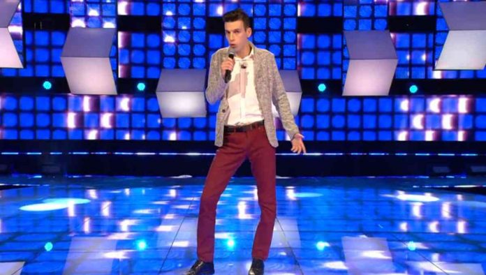 Alessio Roma canta e balla a All together now: Iva Zanicchi lo tartassa di domande | video Mediaset Alessio Roma a All together now