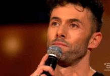 Amato Scarpellino canta “A chi mi dice” a All together now 2: l’ex di Amici in lacrime per il nonno | video Mediaset Amato Scarpellino da Amici a All together now 2