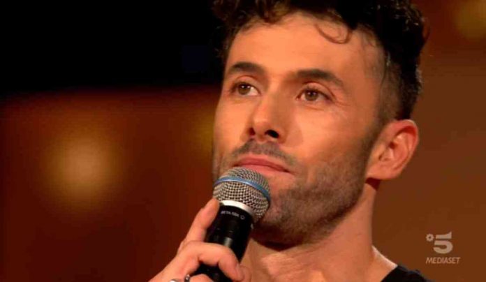 Amato Scarpellino canta “A chi mi dice” a All together now 2: l’ex di Amici in lacrime per il nonno | video Mediaset Amato Scarpellino da Amici a All together now 2