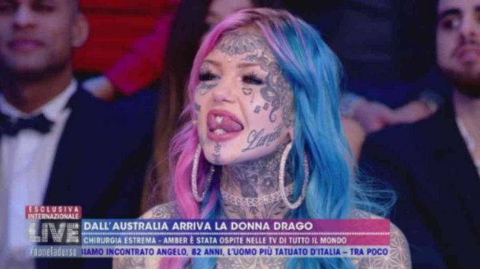 Amber Luke, la Donna Drago dalla lingua biforcuta e 200 tattoo: com’era prima? “Cieca per settimane”, la sua storia | video Mediaset Amber Luke è la Donna Drago dalla lingua biforcuta