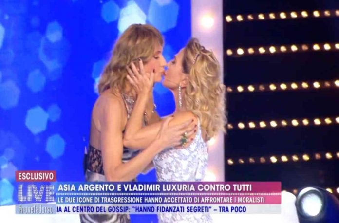 Barbara D’Urso e Vladimir Luxuria si baciano a Live: “Siamo tutti uguali”. Pace fatta? | video Mediaset Il bacio tra Vladimir Luxuria e Barbara D'Urso