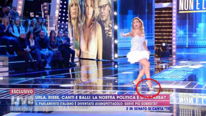 Barbara D’Urso, piccolo incidente a Live: “Stavo per morire qui in diretta” | video Mediaset Barbara D'Urso rischia di cadere a Live