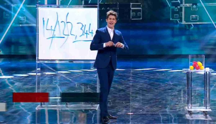 Tu sì que vales 2019, il mago Ben Hanlin lascia tutti a bocca aperta: sorpresa in finale | video Witty tv Il mago Ben Hanlin a Tu sì que vales 2019