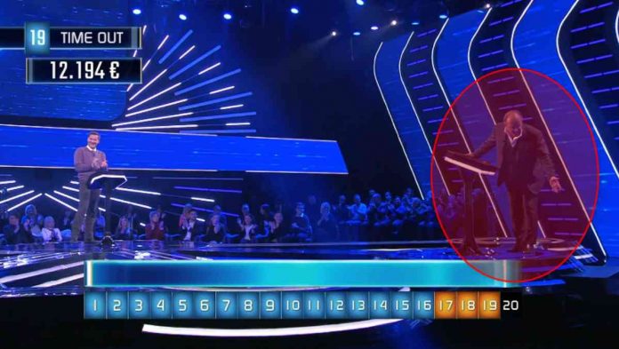 Gerry Scotti rischia di cadere a Conto alla rovescia: “Morivo in diretta” | video Mediaset Gerry Scotti rischia la caduta a Conto alla rovescia