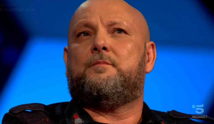 Carmine Cirillo canta “Love runs out” a All together now 2 e va in finale | video Mediaset Carmine Cirillo omaggia Conchita Wurst ad All together now 2