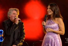 Sabrina Ferilli sorpresa a Tu sì que vales: il cugino in studio con la Piccola Orchestra di Fiano Romano | video Witty tv Sabrina Ferilli canta col cugino a Tu sì que vales