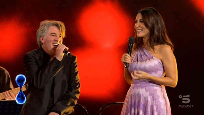 Sabrina Ferilli sorpresa a Tu sì que vales: il cugino in studio con la Piccola Orchestra di Fiano Romano | video Witty tv Sabrina Ferilli canta col cugino a Tu sì que vales