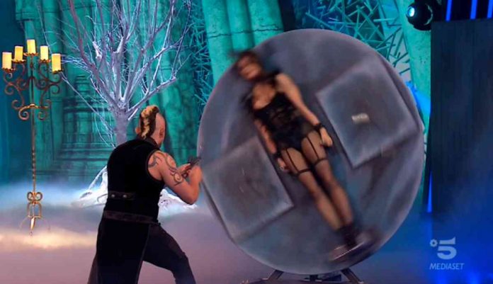 Tu sì que vales 2019, volano coltelli in diretta: paura per l’esibizione dei Deadly Games | video Witty tv Deadly Games a Tu sì que vales 2019