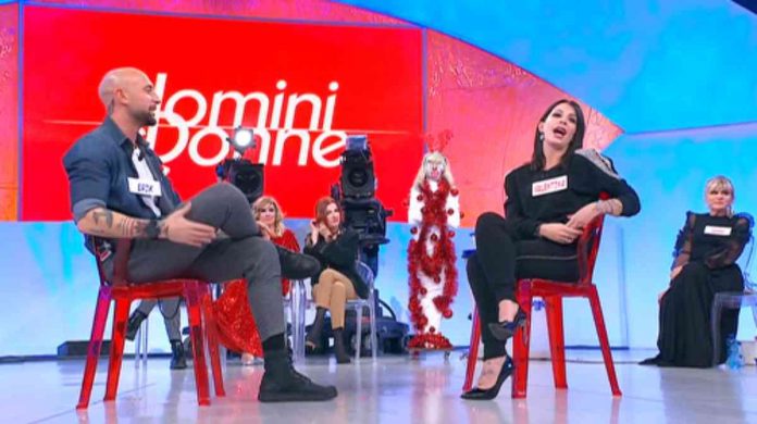 Uomini e donne oggi, Valentina rischia di perdere Erik? Il rifiuto alla nuova dama Giulia: “Non sei il mio tipo” | video Witty tv Erik e Valentina a Uomini e donne