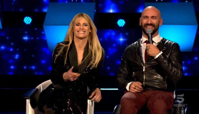 Federico Martello “Meraviglioso” a All together now 2: la sfida diretta con Gino Scannapieco | video Mediaset Federico Martello canta in sedia a rotelle ad All together now 2