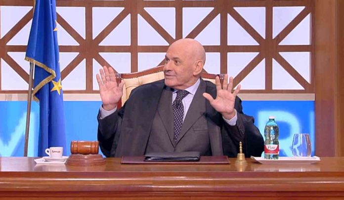 Forum, oggi il giudice Foti è tornato in studio citando Enzo Tortora: “Dove eravamo rimasti?” | video Il giudice Francesco Foti torna a Forum