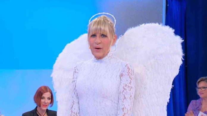 Uomini e donne, Gemma Galgani sfila vestita da angelo: “Con tutti gli uomini con cui sei stata, pensi di andare in Paradiso?” | video Witty tv Gemma Galgani vestita da angelo a Uomini e donne