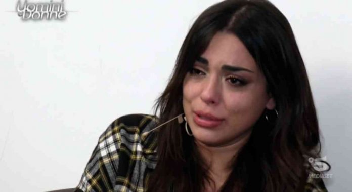 Giulia D’Urso abbandona Uomini e donne? La corteggiatrice lascia lo studio e scoppia a piangere: “Ha la scelta ormai” | video Witty tv Giulia D'Urso piange a Uomini e donne