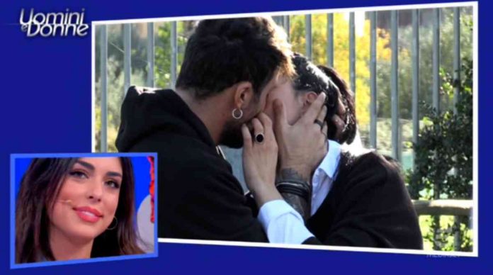 Giulio e Giovanna, oggi a Uomini e donne la nuova esterna col tronista bacchettato: “Perché non scegli?” | video Witty tv L'esterna di Giulio e Giovanna in onda a Uomini e donne il 12 dicembre 2019