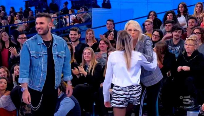 Uomini e donne, Lorenzo Riccardi e Claudia Dionigi ospiti nella puntata di oggi: l’ex tronista ha baciato Giulia D’Urso? Raselli s’infuria | video Witty tv Lorenzo Riccardi e Claudia Dionigi ospiti a Uomini e donne