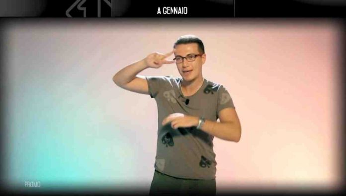 La Pupa e il Secchione e Viceversa, chi è che canta “Occhi di gatto” nel promo? Il suo nome | video Mediaset Marco canta Occhi di gatto nel promo de La Pupa e Il Secchione e Viceversa