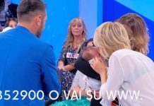 Uomini e donne, Sossio e Ursula in studio con la figlia Bianca: Maria De Filippi la bacia, Aruta e Bennardo si commuovono | video Witty tv Maria De Filippi bacia la figlia di Sossio Aruta e Ursula Bennardo a Uomini e donne