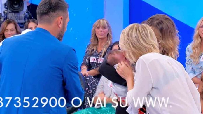 Uomini e donne, Sossio e Ursula in studio con la figlia Bianca: Maria De Filippi la bacia, Aruta e Bennardo si commuovono | video Witty tv Maria De Filippi bacia la figlia di Sossio Aruta e Ursula Bennardo a Uomini e donne
