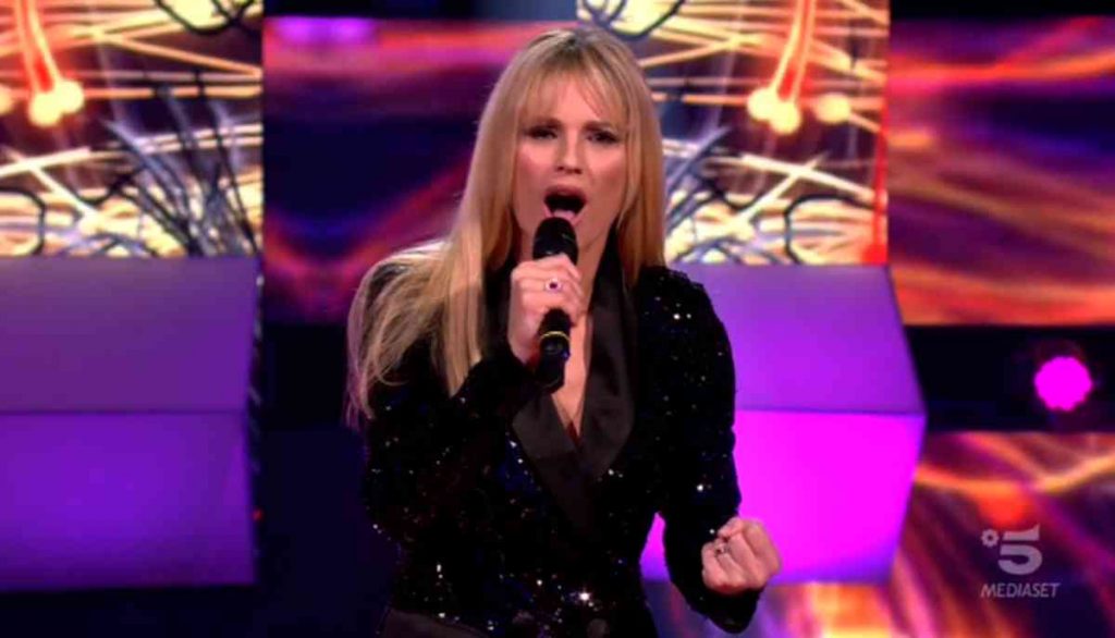 Michelle Hunziker canta ad All together now 2