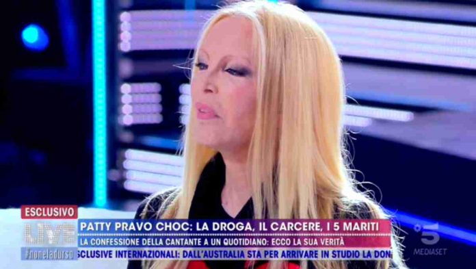 Patty Pravo ‘choc’ a Live – Non è la D’Urso: “Le canne con Ornella Vanoni? Mi chiama, ma…” | video Mediaset Patty Pravo ospite a Live - Non è la D'Urso