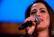 Rita Comisi commuove ad All together now 2: l’ex cantante di Amici “abbandonata in un cassonetto” | video Mediaset Rita Comisi canta ad All together now 2