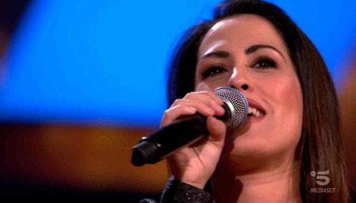 Rita Comisi commuove ad All together now 2: l’ex cantante di Amici “abbandonata in un cassonetto” | video Mediaset Rita Comisi canta ad All together now 2