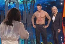 Tu sì que vales 2019, sexy regalo per Sabrina Ferilli: in studio arriva lo spogliarellista | video Witty tv Il sexy spogliarellista regalato da Maria De Filippi a Sabrina Ferilli