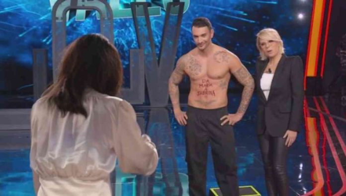 Tu sì que vales 2019, sexy regalo per Sabrina Ferilli: in studio arriva lo spogliarellista | video Witty tv Il sexy spogliarellista regalato da Maria De Filippi a Sabrina Ferilli