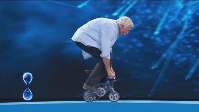 Tu si que vales, Sergey Dashevskiy va su una bici di 8 centimetri | Video Witty TV Sergey Dashevskiy bici 8 cm