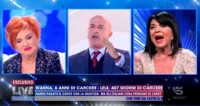 Stefania Nobile contro Gianluigi Nuzzi da Barbara D’Urso: “Tagliati le pa**e” | video Mediaset Stefania Nobile vs Gianluigi Nuzzi da Barbara D'Urso